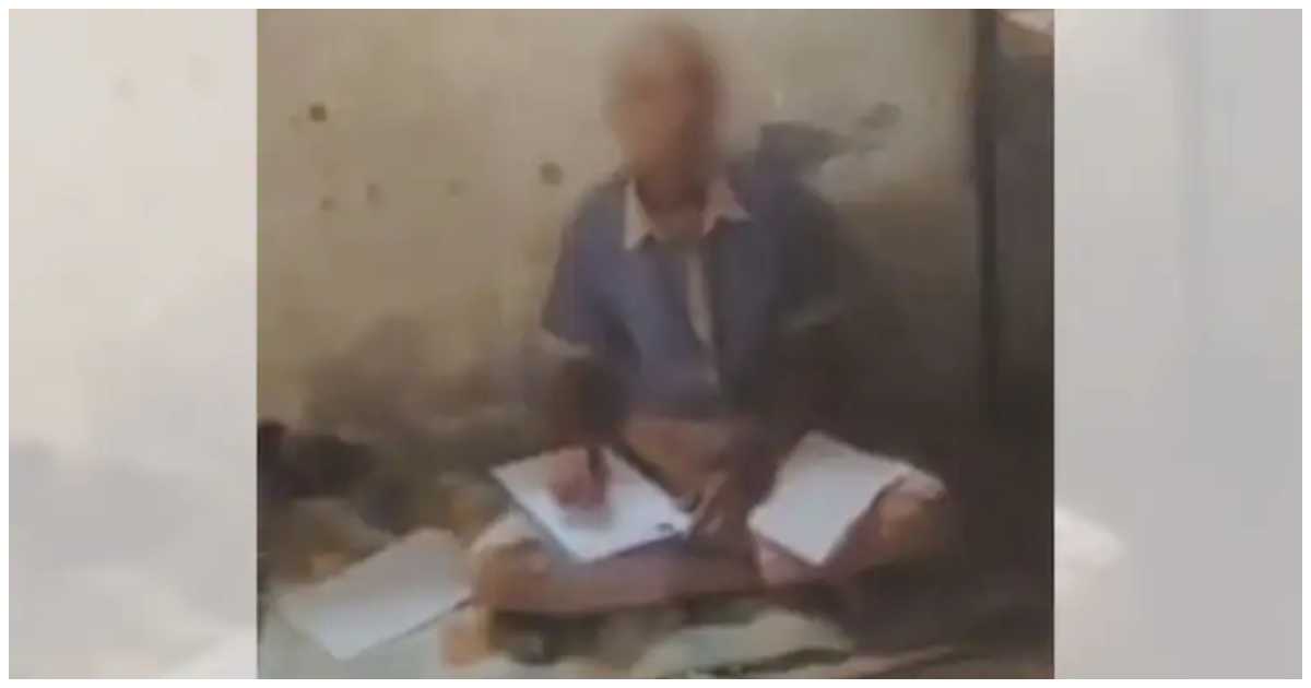 দশম শ্রেণিতে পড়া ফাহাদকে স্কুলের ফ্লোরে বসতে বলা হয়েছে বলে অভিযোগ করেন তার বাবা ফাইজ। ছবি: এনডিটিভি